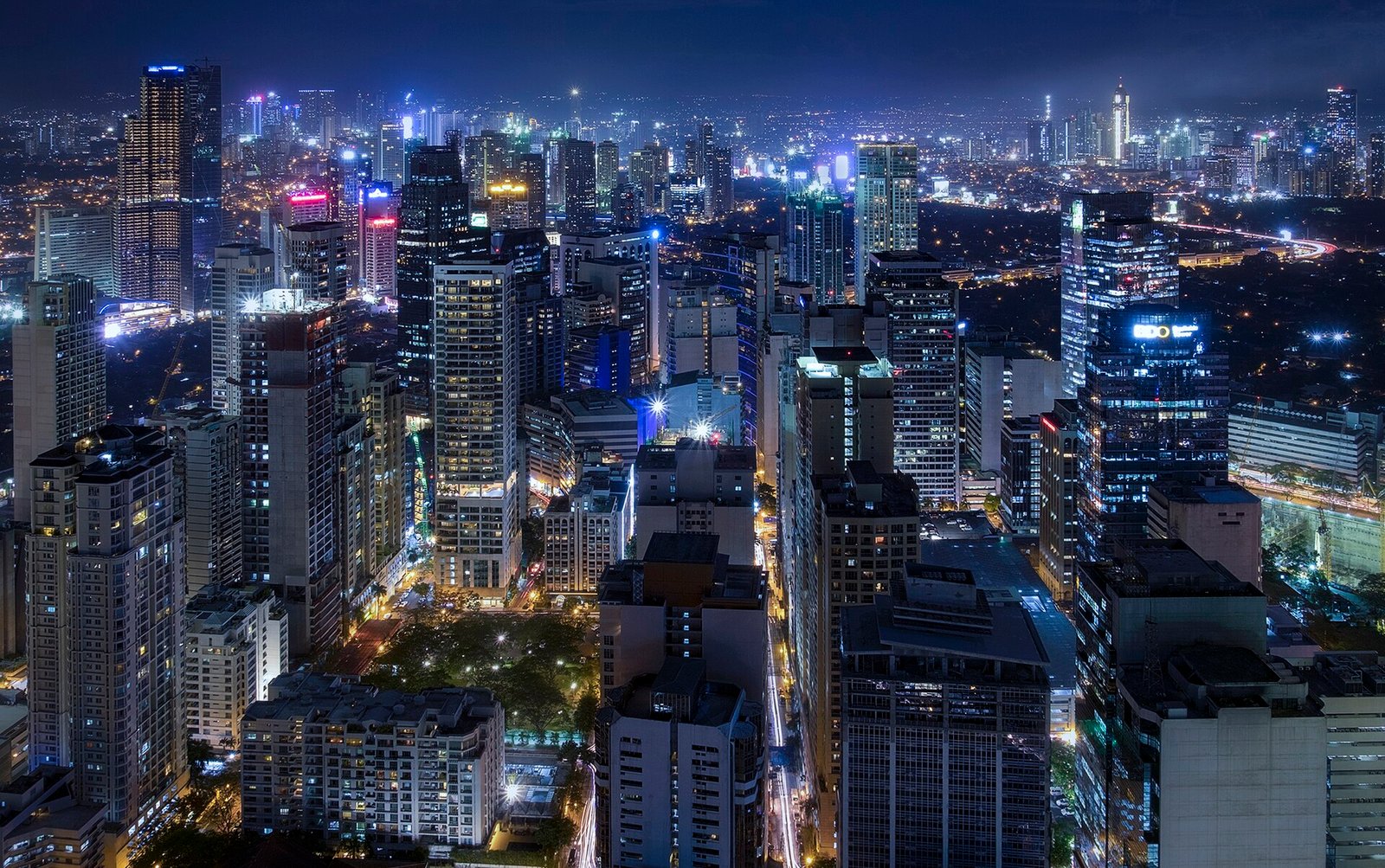 Makati_City_Lights_(Jopet_Sy)_-_Flickr