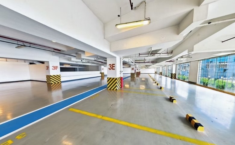 Essence: an empty multi-level parking garage with blue driving lane, yellow lane marks, and striped pillars labeled 3F on white columns.
