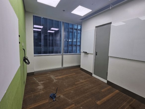 Traditional Office – 2103-2105 – 21st Floor – One World Place
