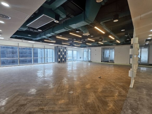 Traditional Office – 2103-2105 – 21st Floor – One World Place